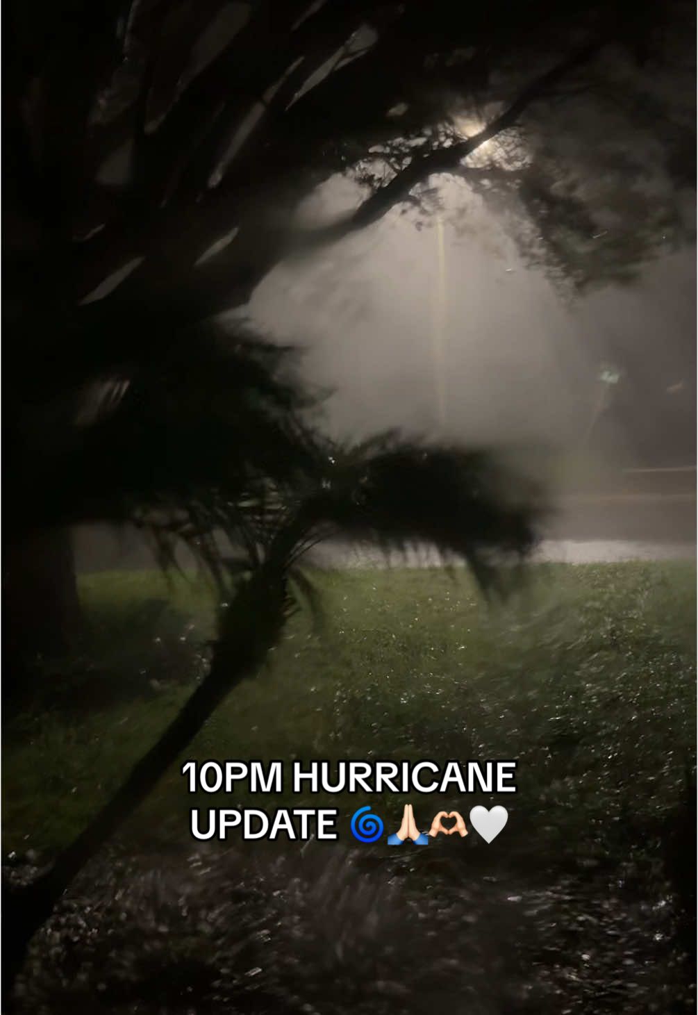 10PM Hurricane Milton update🌀 Currently have consistent 70-90 mph winds hitting us. We are safe in Bradenton, Florida❤️ Praying for everyone efrected by this nasty nasty storm ❤️‍🩹❤️‍🩹 #hurricane #hurricanemilton #bradenton 