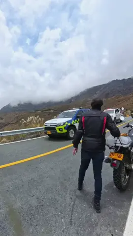 Ruta de los Nevados: Aventuras entre montañas y termales 🏔️♨️ ¡Qué parche tan brutal nos pegamos por la Ruta de los Nevados! 🏍️🌲 Pasamos por el Parque Nacional de los Nevados, admiramos la hermosa Laguna Negra y la misteriosa Laguna La Llorona, todo mientras disfrutábamos de paisajes que solo se ven una vez en la vida. Paramos a almorzar en Murillo, donde recargamos con una deliciosa comida y un buen café. ☕ Pero el día no acababa ahí, porque después nos fuimos a los Termales Tierra Viva para relajarnos antes de finalizar la noche en Ole Taberna Española en Manizales. ¡Un viaje perfecto entre amigos! Gracias a @loren.zuluaga, Diego y Piña por compartir esta aventura. ¿Quién se anima para la próxima? #RutaDeLosNevados #ParqueNacionalLosNevados #LagunaNegra #LagunaLaLlorona #Murillo #Manizales #Termales #TermalesTierraViva #Viajes #Motoviajeros #Travelgram #Ride  #Travel #Colombia #Road