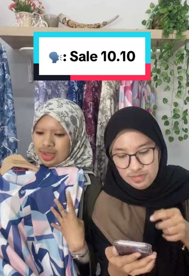 Akak akak!! Jangan la serius sangat pilih blouse tu🤪Meh masuk live kita pagi ni ada sale 10.10‼️ #blouse #bajumuslimah #blousecottoncrepe #outfitideas #blouserecommendations #anjungmuslimah #ironlessblouse #fypシ #viraltiktok #bajumurah #viralvideo #contentcreator 