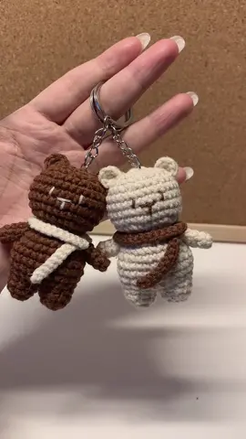 móc khoá gấu đôi 😍💖 #handmade #crochet #moclenthucong #meobeohandmade #fyp 