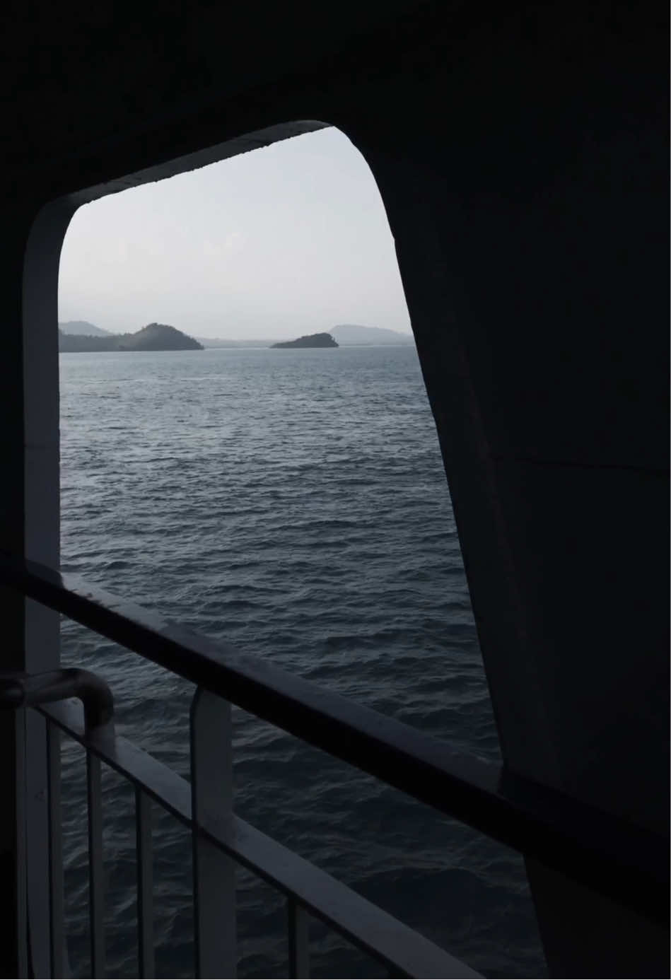 time flies. #kapal #kapalpesiar #kapalferry #bakauheni #merak #laut #lautindonesia #flies #cinematic #pantai 