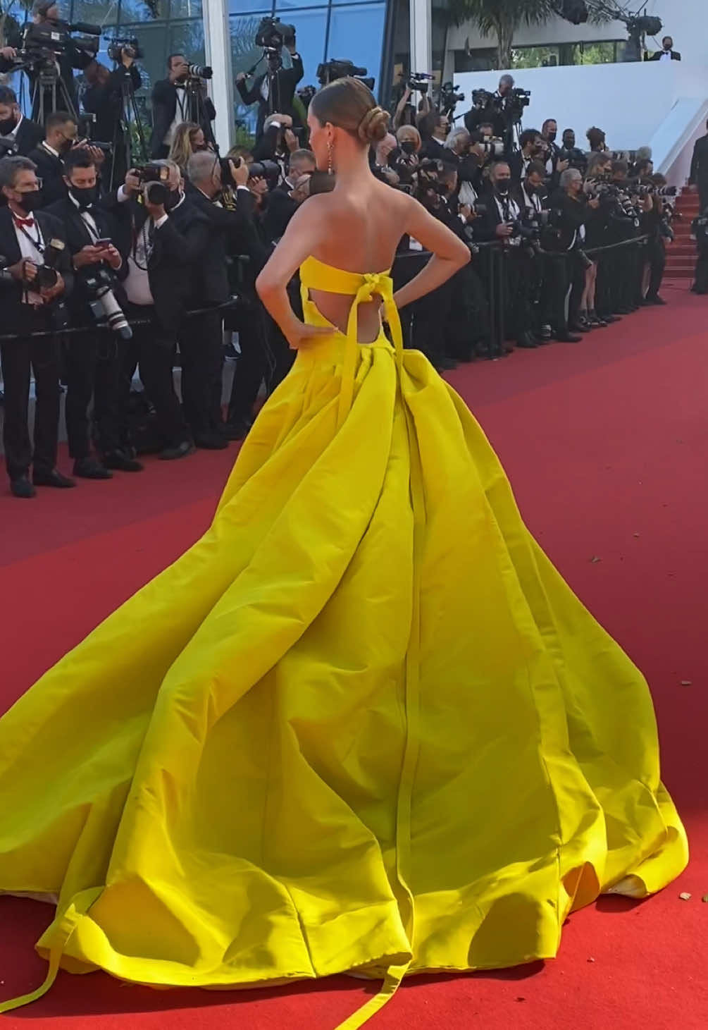 A day in Cannes in my favorite yellow dress #cannes #fashion #model #cannesfilmfestival #yellowdress #chopard 