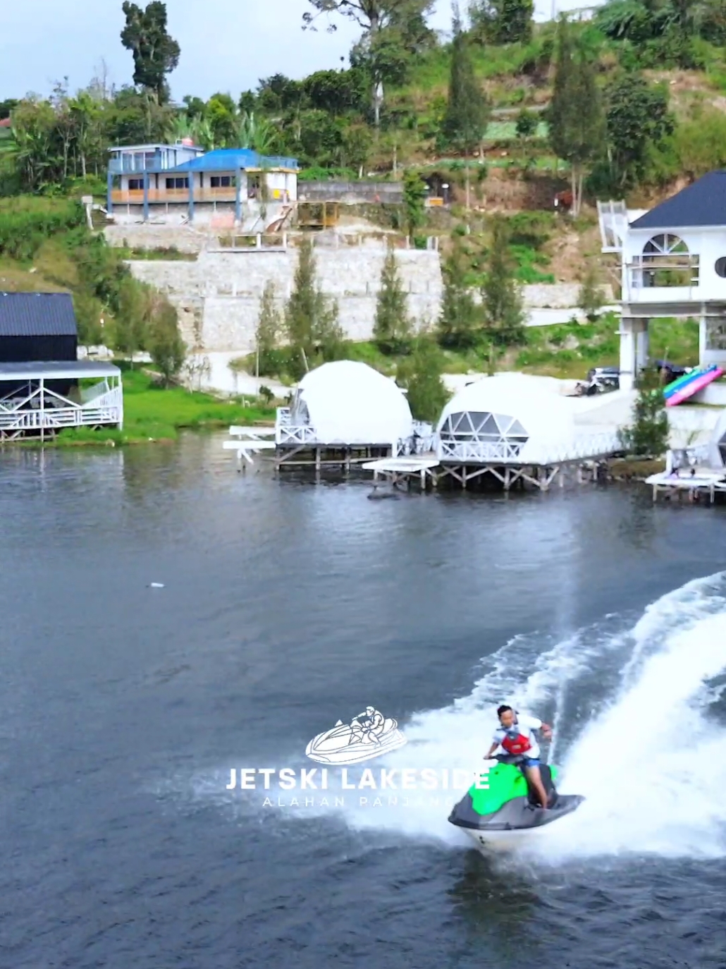 ada yang baru nih di alahanpanjang 😃 permainan jetski 🤗 Tag orang tercintamu & keluargamu yg mau diajak liburan di @lakeside_alahanpanjang Info reservasi wa 082288387473 Lokasi @Lakeside Alahan Panjang  Pilot drone  @ricko.r_photography Suport @salingka_solok 👇👇👇 KAMI TIM @salingka_solok MELAYANI PAKET WISATA PERJALANAN SOLOK LIMA DANAU & SUMBAR WA 👉 082311523660 INFO PENGINAPAN SYARI'AH , CAMPING, GLAMPING, CABBIN, TOUR GUIDE WISATA SOLOK LIMA DANAU 082311523660 ) #salingka_solok #salingkasolok #alahanpanjang #fyp 