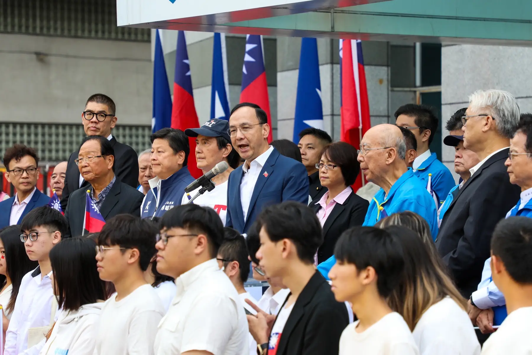 今天是中華民國113年國慶日，國民黨於中央黨部前廣場，舉行國慶日升旗活動，#吳伯雄 前主席、馬英九前總統、朱立倫主席、#夏立言 副主席、連勝文副主席、傅崐萁總召及多位立法委員、黨公職同志共同出席升旗活動，一起慶祝中華民國國慶日！ 113年前，我們的國父領導革命，創建了中華民國，在所有先聖先賢，大家一同努力之下，我們共同在這113年間為我們熱愛的中華民國打拚，中國國民黨永遠堅持跟所有的國人站在一起，守護中華民國，共同保衛台灣、建設台灣，創造民主、和平的台灣。 在國會，為了讓民眾能過安居樂業的好日子，國民黨一定全力支持福國利民的法案與預算，讓台灣的民主向上提升。在兩岸，為了全民民主台灣、和平台灣的方向，國民黨堅守中華民國的憲法、兩岸人民關係條例、九二共識、一中各表、反對台獨等重要立場，堅定守護、並愛著中華民國🫡 中華民國要「和」、不要「鬥」。賴清德總統上任後，中華民國似乎漸漸充滿了「鬥」，民進黨用狹隘的意識形態，用他們堅持的台獨、反核、廢死，來和整個社會鬥爭。但我們需要的是「和」， 和諧和平的和、合作的合。國民黨希冀民進黨能夠「跨」越狹隘的意識形態，以國家安全、全民利益、國家發展為優先考量，才能真正守護中華民國。 國民黨作為最大的在野黨，期望朝野開放的對話、合作，讓中華民國能夠和諧、進步，我們堅信只要跨越狹隘的意識形態、只要堅定愛中華民國的心，中華民國的未來一定會更光明，國民黨也會繼續打拚，為全民爭取安居樂業的好日子❤️ #中華民國 #國民黨 #國慶 #反廢死 #馬英九 #吳伯雄 #朱立倫 