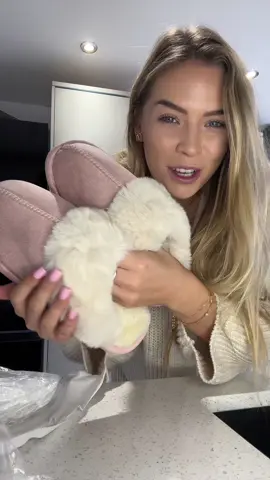 They are so gorgeous!😍 #fyp #slippers #newslippers #delivery #glamdollfashion #glamdoll #fluffyslippers #cosy #comfy #tiktokmademebuyit 