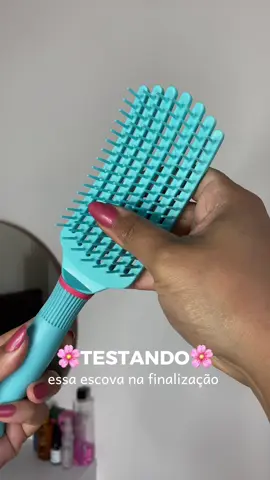 Amei essa escova💖🌸😊da @Mundo Ricca perfeita pro meu cabelo cacheado… E usei junto com o creme da @Cabelo Kolene pra finalizar meu cabelo e ter muita definição. #cabeloacheado #cachos #cacheadas 