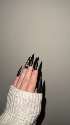 ik my gloves need cleaned theyre getting washed today #fyp #spookynails #halloweennails #nailvlog 