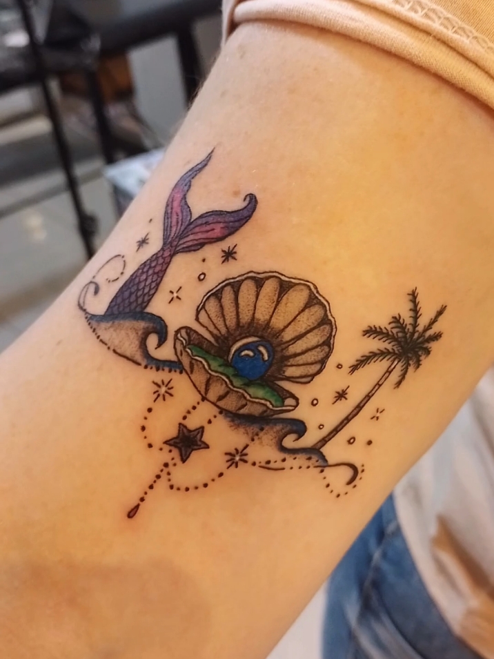 Arte exclusiva realizada para a @cibele.simitan , amei demais, muito obrigada 🥰🙏🏻✨🤍 #tattoo #tatuagem #tattoofeminina #tattoofineline #tattooconcha #tattoosereia #tattoocoqueiro #tattoopraia #tattooperola #tatuagemfineline #tatuagempraia 