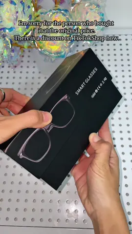 These sunglasses can connect to your phone via bluetooth and can answer phone calls and play music!! #glasses #sunglasses #smartglasses #smart #smartsunglasses #bluetooth #bluetoothglasses #tiktokshop #foryou 