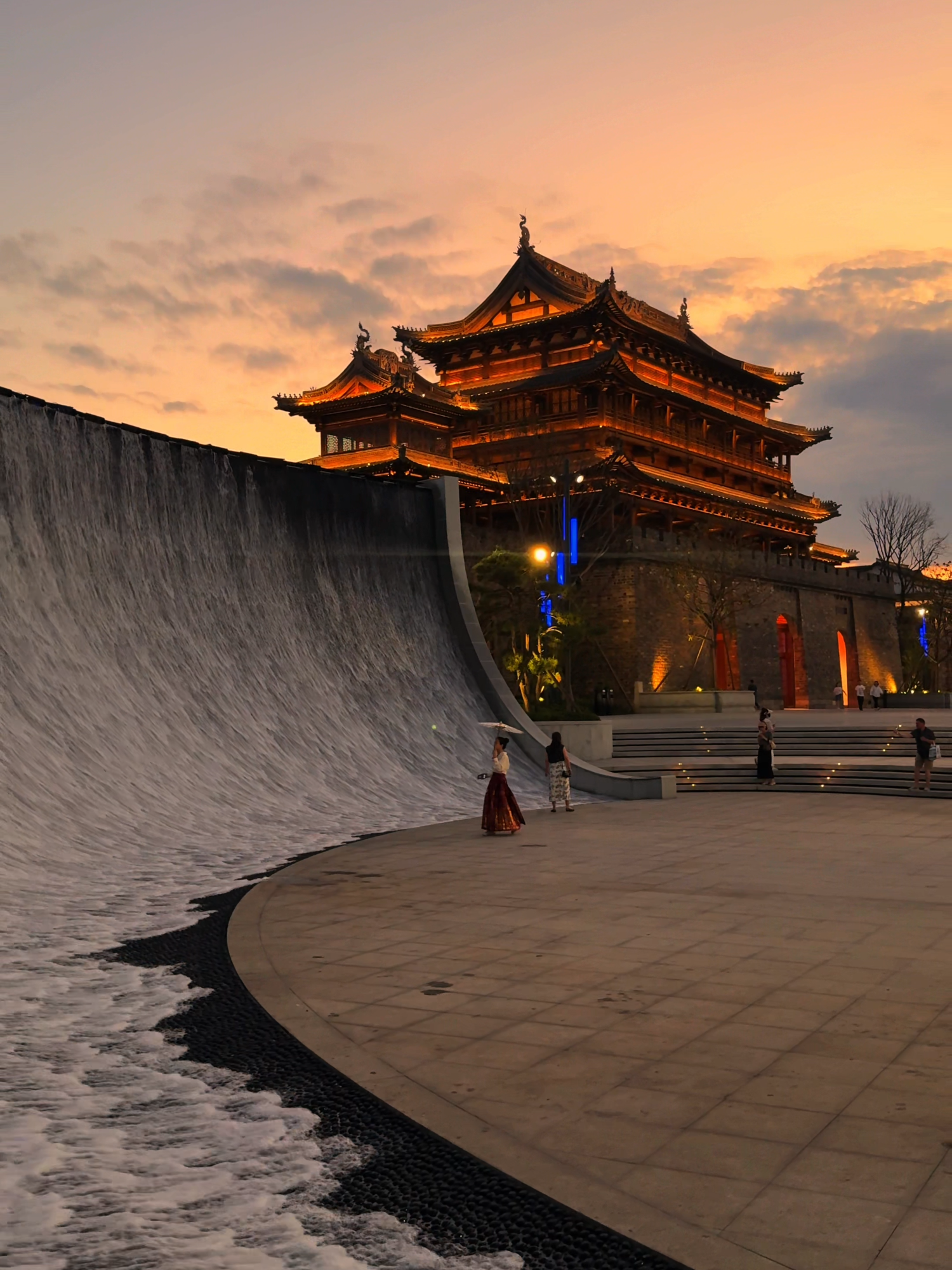 This scenic area is a top spot for witnessing the dramatic tidal bores 🌊 Yanguan’s tidal bore is the world’s largest and draws thousands of visitors each year for its incredible power🤩 🎥 @xiaaji #wanderlust #chinatravel #visitchina