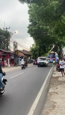 huhuuu🙌🏻🔥#busmania #busmaniacomunityindonesia #basuri #corongatas #adiputro #mania #azzahraholiday #zafira #fypシ゚viral #gayabebass😝🖐🏻  @official_azzahraholiday @SonnyFauzi @official_fanbase_zafira @edo_tristan 