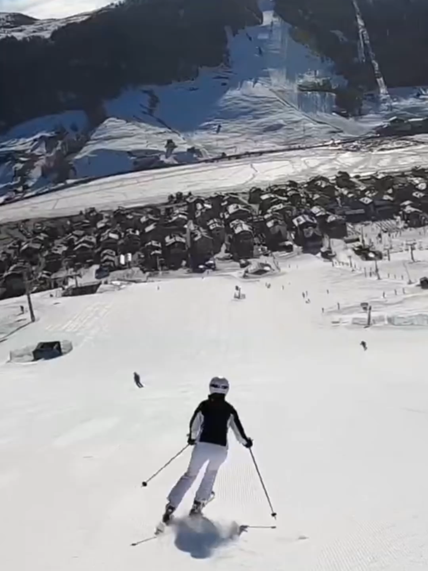 ❄️ 5 powodów, dla których Livigno to idealne miejsce na narty! 🏔️ Zobacz, dlaczego warto tam pojechać i ciesz się zimowym szaleństwem w najlepszym stylu! ⛷️🏂 #narty #Livigno #zimowaszaleństwo #snowtrip #włoskieAlpy #skiinglife #snowboarding #skiing #alpy