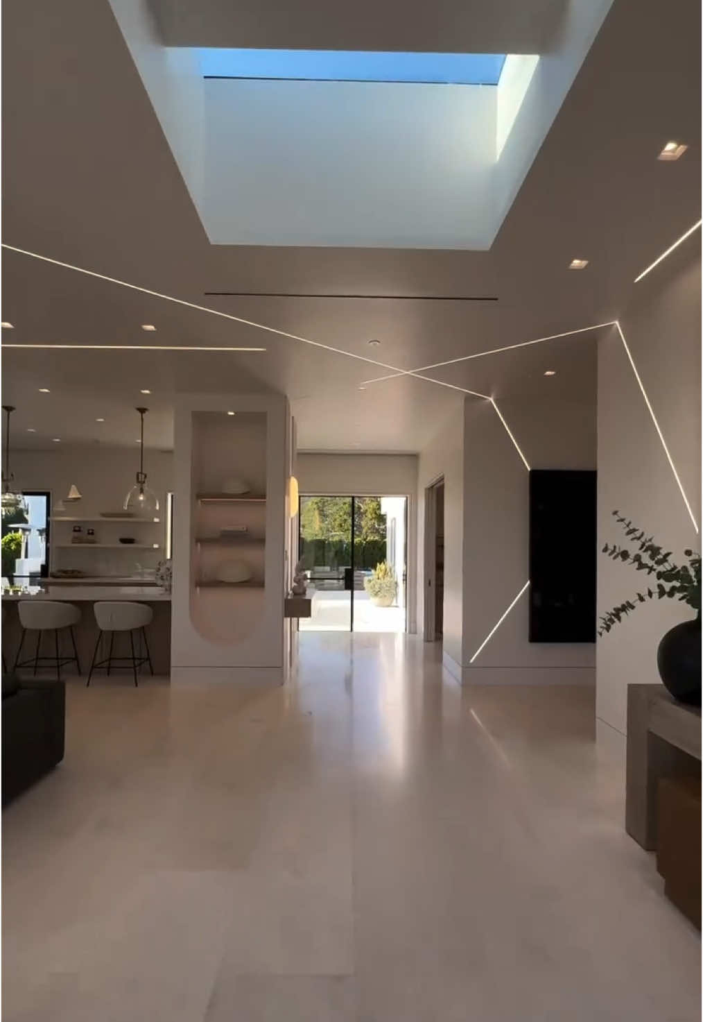 check out this home 🤩 #superluxurygroup #luxury #luxurylife #luxuryhouse #dreamhouse #house #foryou #fyp #viral #viralvideo  (🔗 IG: @oneshotprods)