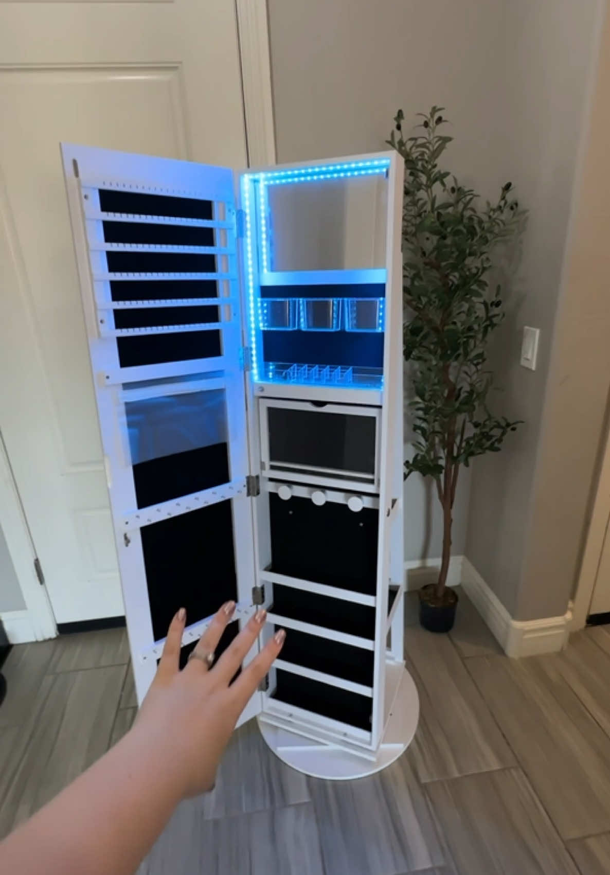 You have to check out this full-length mirror with a built-in jewelry organizer! 💎✨ It locks to keep everything secure, and it even rotates, so the back has storage for bigger items like purses and bags. Inside, there’s a little mirror with LED lights, making it perfect for getting ready. If you’re looking for a mirror full length with storage or a mirror jewelry cabinet, this one is a game-changer! Spotted it on TikTok shop, and it’s perfect for keeping everything organized in one spot. 👜💍 #fulllengthmirror #mirrorwithlights #mirrorwithstorage #teengiftideas #falldealsforyou 