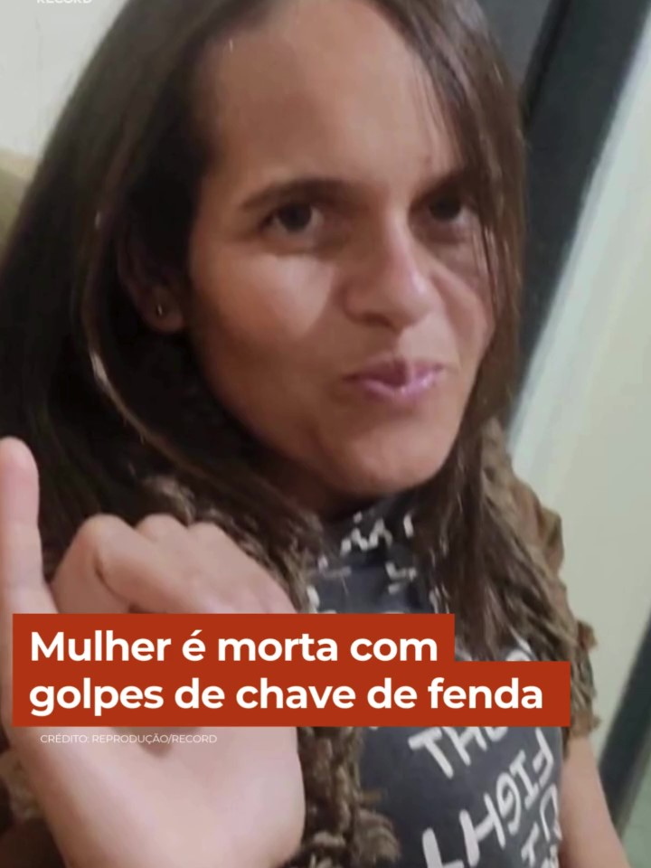 Segundo vizinhos, o homem teria ido até a casa de Leidiane Altenerath, de 29 anos, e perguntado se a mulher estaria em um relacionamento, ela respodeu que sim e ele teria chutado o portão e ido embora. No dia seguinte, o suspeito voltou e atacou a vítima com uma chave de fenda. Ele fugiu do local e foi encontrado escondido em uma área de mata #CidadeAlerta Acesse R7.com/CidadeAlerta e assista à reportagem completa