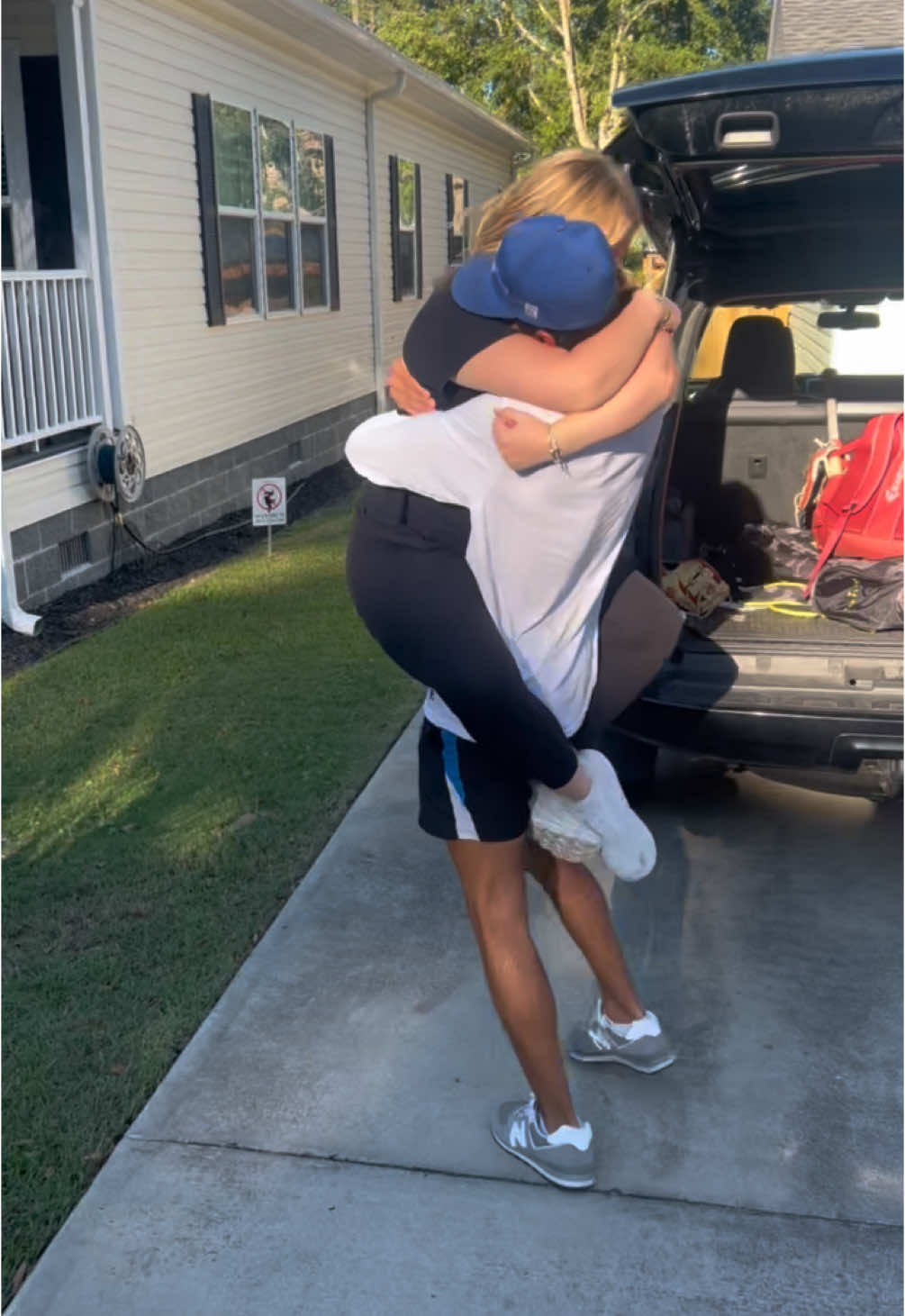 deans hug was so cute🥰 #longdistancerelationship #missyousomuch #surprise 