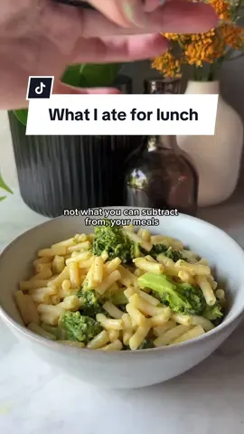 What I ate for lunch and why  Just a quick reminder that, if you want more recipes that center around this concept (adding and not subtracting), my new cookbook “So Easy So Good’ is officially available for pre-order now!  #whatieatinaday #wieiad #nutrition #dietitian #macandcheese