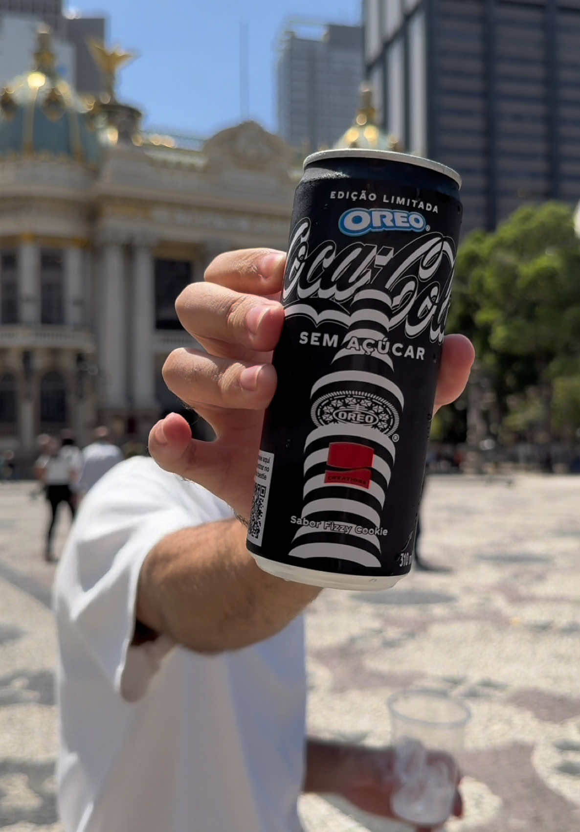 PALADAR À PROVA • COCA-COLA OREO Duas marcas icônicas se encontram no sabor de um refrigerante (zero açúcar). Fui pra frente do Teatro Municipal fazer novas amizades e ver se a Coca-Cola sabor Oreo merece aplausos ou vaia. #cocacola #oreo #cocacolaoreo #cocacolacreations #cocaoreo @oreo.brasil @Coca-Cola 