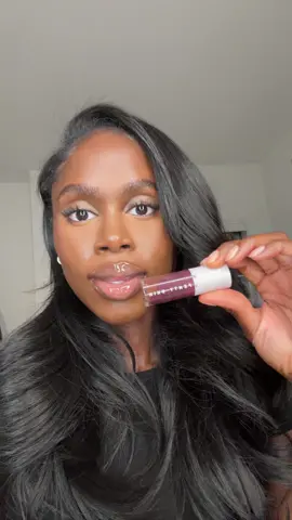 Top your fave nude lip combo with the fenty beauty lip oil in black cherry this fall. Do it i dare you. #lipcombo 