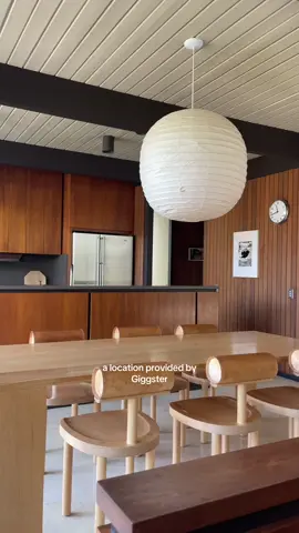 can you tell how obsessed we are with this midcentury modern redwood home? if Marie Kondo approves, then so do we! 🧘🪑 find it on #giggster! ⬇️ 📍Redwood Mid Century #giggstertogether #mcm #housetour #filmmaking #film #photoshoot #photography #mariekondo #sethrogen #location 