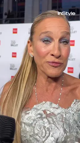 I think #sarahjessicaparker just offered to lend me the #oscardelarenta dress right off her back? The kindest and most fashionable celebrity in showbiz pays it forward at the #nycballet 🩶🩰 