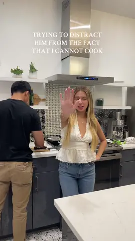 cooking is a MANS job in this household🤣🫶🏼👨🏻‍🍳 #MomsofTikTok #youngmom #momsunder25 #couplecomedy #relationshipgoals #parentsbelike #viral #trending 