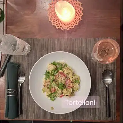 Prosciutto tortelloni, with artichoke hearts, creamy pesto, parmigiana, fresh tomatoes. Fresh chiffonade of basil.  Wine: various.  Music: Boz Skaggs. #dinner #flavelljames 