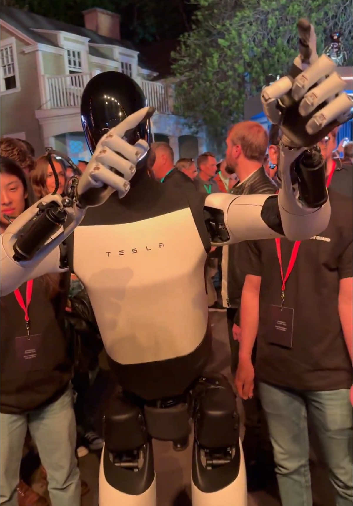 NEW Tesla Robots Optimimud can TALK, DANCE, and SERVE DRINKS!!