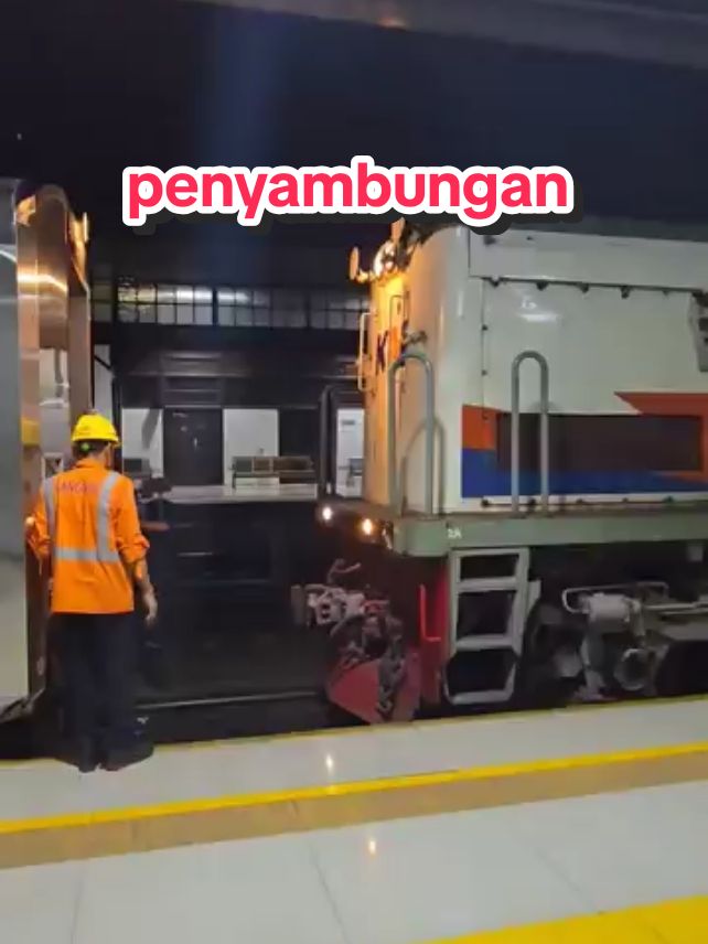 penyambungan lokomotif dan gerbong kereta api #keretaapiindonesia 