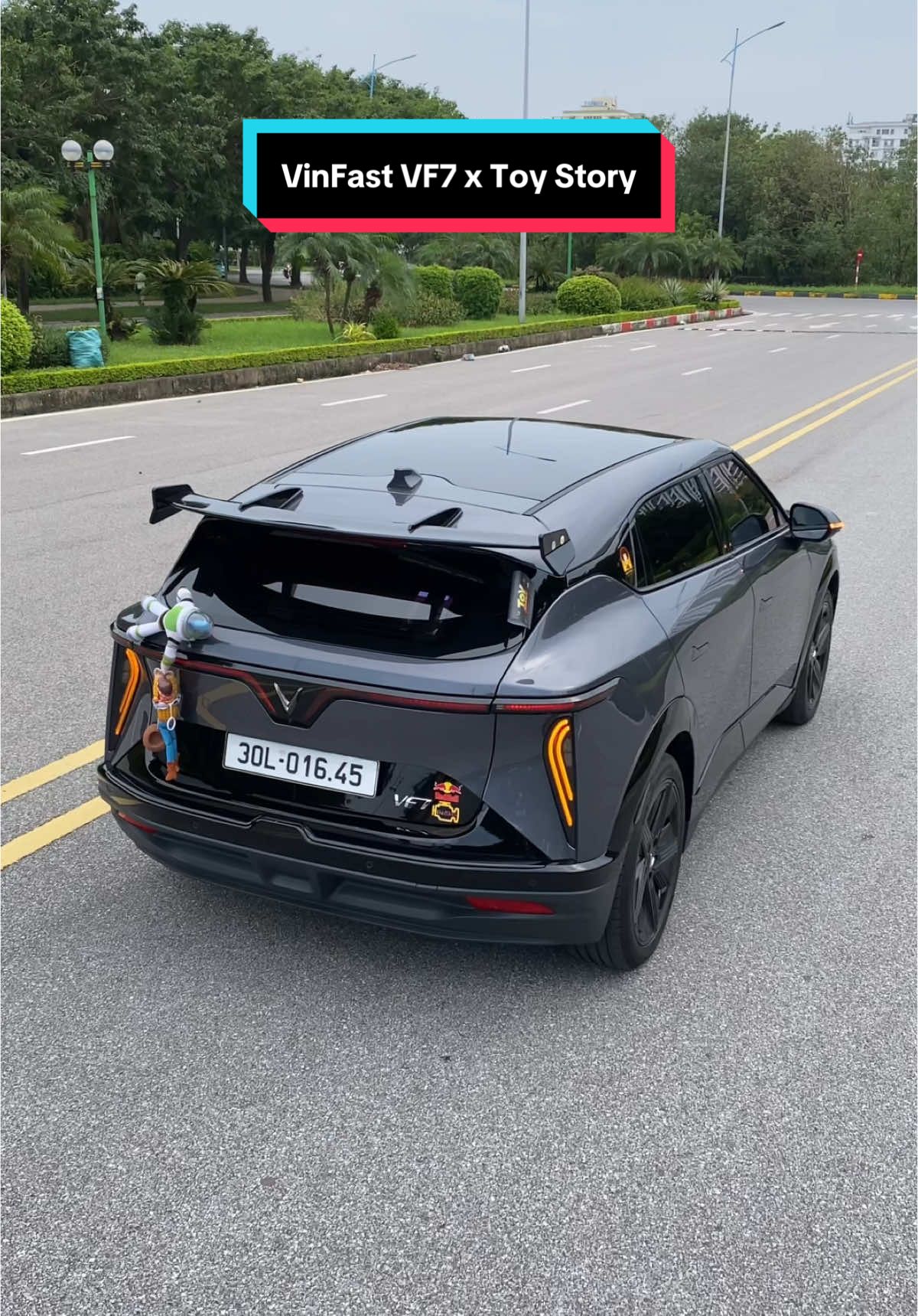 VinFast VF7 x Toy Story in the daytime (Phiên bản độ cánh gió đầu tiên VN) 🥰 #vinfast #vf7 #vcreator #electriccar #luxurycars 