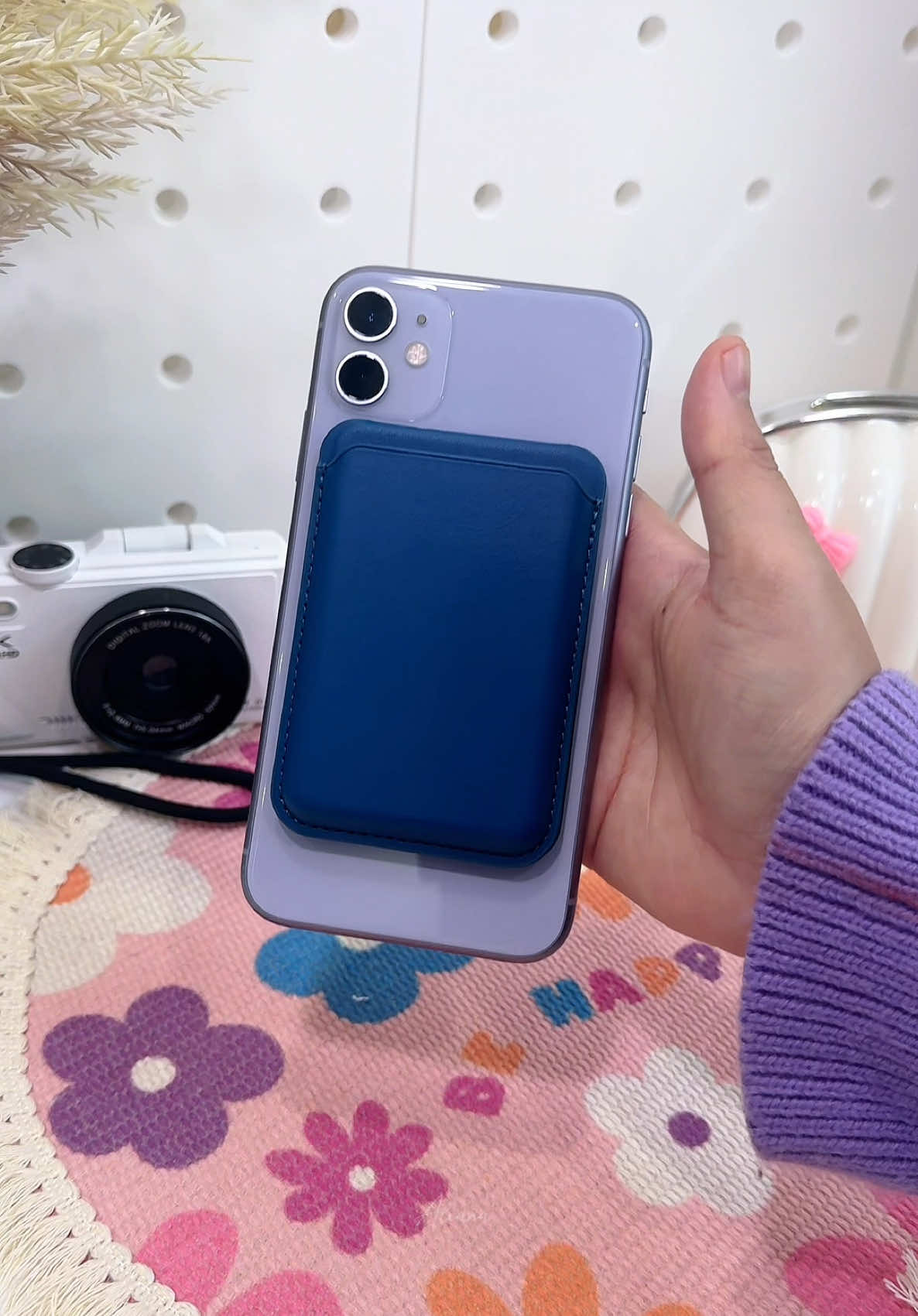 Kalau pape mesti capai fon dulu, sampai tak tahu wallet letak dekat mana kan? Beli ni je, lepasni tak tertinggal dah.  #magneticwallet #phonewallet #cardholder #magneticcase 