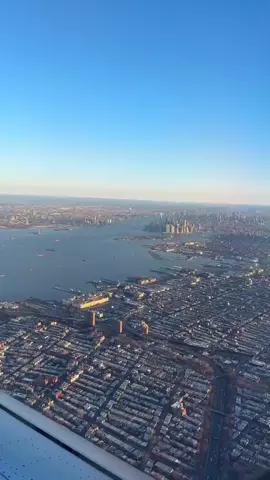 Window Seat View of this beautiful skyline coming in for landing in the #NYC airspace. #PilotsLife #RedEyeFlight #AviationAdventures #AirbusCaptain #aviation #pilot 