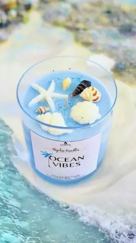 ESSA VELA TEM A VIBE DO OCEANO!  🌊🐚✨ Olha só a produção dessa vela! Maravilhosa, né? Já pensou decorar um cantinho do seu ambiente com a vibe do oceano? Mais uma inspiração incrível para todos os Criadores Aromáticos! 🥰 🎥 Criado por: @stephie_candles  ✨ Siga e acompanhe a gente @imperiodasessencias_  se você também é amante de ideias criativas de velas. #imperiodasessencias #velaartesanal #velas #veladecorada #veladecorativa #trabalhoartesanal #comofazervelas #velasaromaticas #hobbie #velasdecorativas #velasperfumadas #velaspersonalizadas #velasdesoja #velaoceano #velacomconchas #velamar #oceanvibes #velaoceanoazul #cosmeticocriativo #cosmeticoscriativos #velascriativas #velacriativa #criadoraromatico #criadoraaromatica #criadoresaromaticos