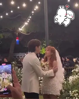 HyunA and Yong Jun Hyung kiss at his wedding #현아 #HyunA #yongjunhyung #용준형 