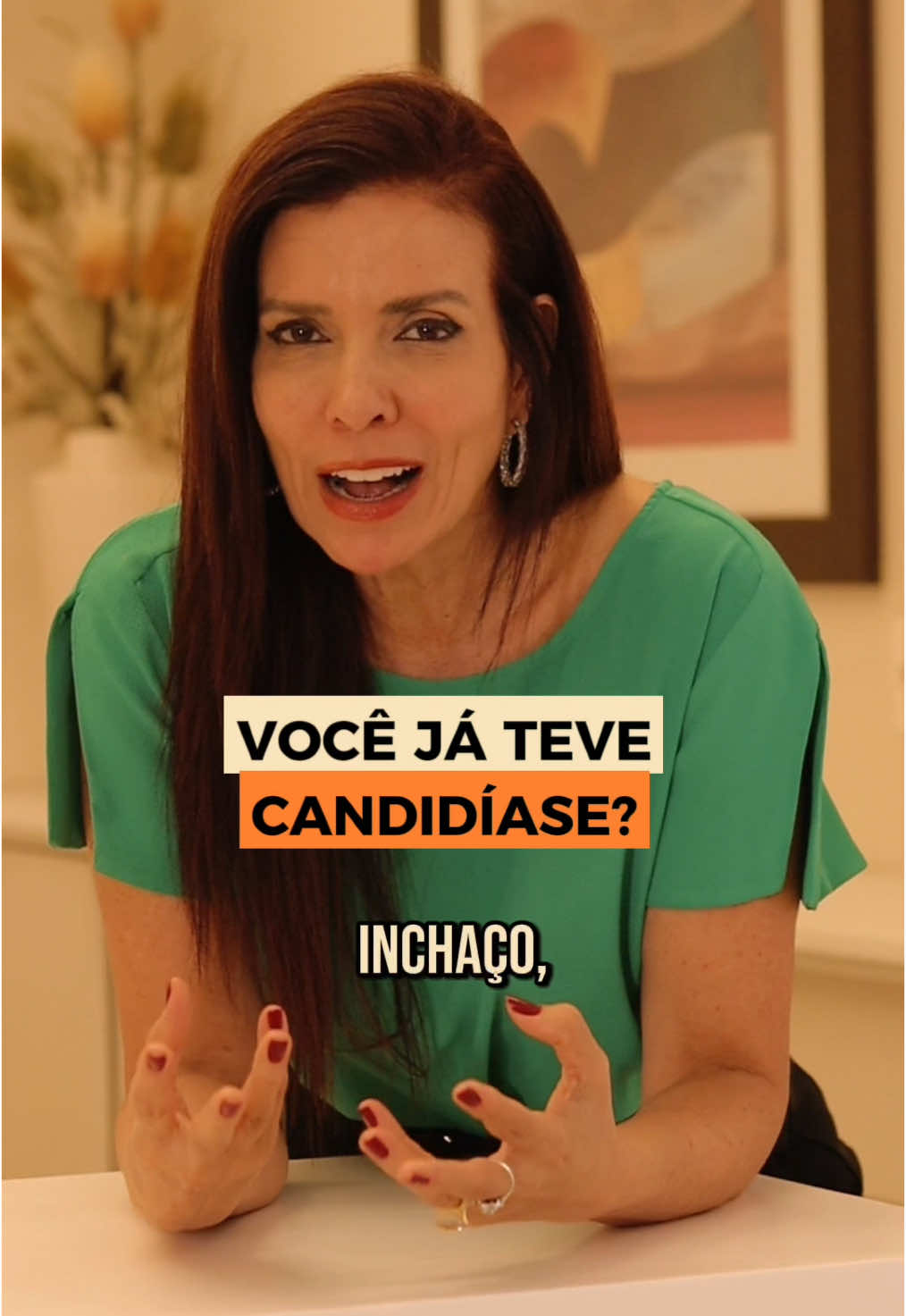 Candidíase: um incômodo comum, mas tratável! No vídeo, explico os principais sintomas, como coceira, vermelhidão e corrimento parecido com nata de leite. O tratamento é feito com antifúngicos, que podem ser por via oral ou com creme local. Mas quando a candidíase se torna persistente, além do tratamento, é importante adotar alguns cuidados: evitar roupas apertadas, não ficar com biquíni molhado, lavar as calcinhas com produtos suaves e sem perfume, e evitar o uso de sabonetes íntimos perfumados. Além disso, o uso de probióticos ajuda a equilibrar a flora vaginal e intestinal. 💡👩‍⚕️ #CuidadoÍntimo #SaúdeFeminina #Ginecologia #FloraVaginal #Candidíase #Ginecologista #SaudeDaMulher #SaudeIntima 