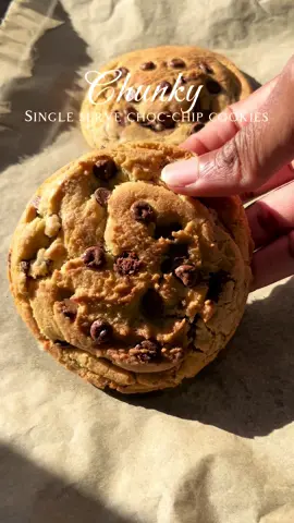 Single serve chunky chocolate-chips cookies #cookies #baking #chocolatechipcookies #cookiesoftiktok 