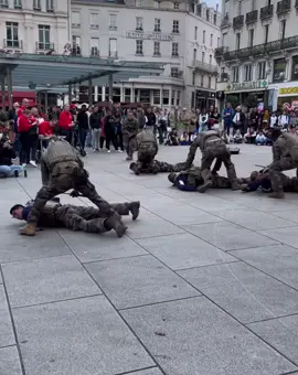 🪖 Démonstration des techniques d’interventions opérationnelles rapprochées, place du Ralliement à #Angers, à l’occasion des 130 ans du 6ème régiment du Génie. 🫡 Retrouvez d’autres démonstrations du 11 au 13 octobre dans le centre-ville d’Angers (Quai Tabarly, Quai Monge, Coeur de Maine, Place du Ralliement, etc…).