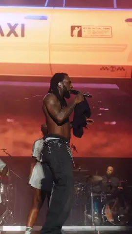 Burna Boy amazing stage performance  #burnaboy #performance #afrobeats #singer #davido #wizkid #nigeriantiktok #lagostiktok #nigeria #abujatiktokers #explore 