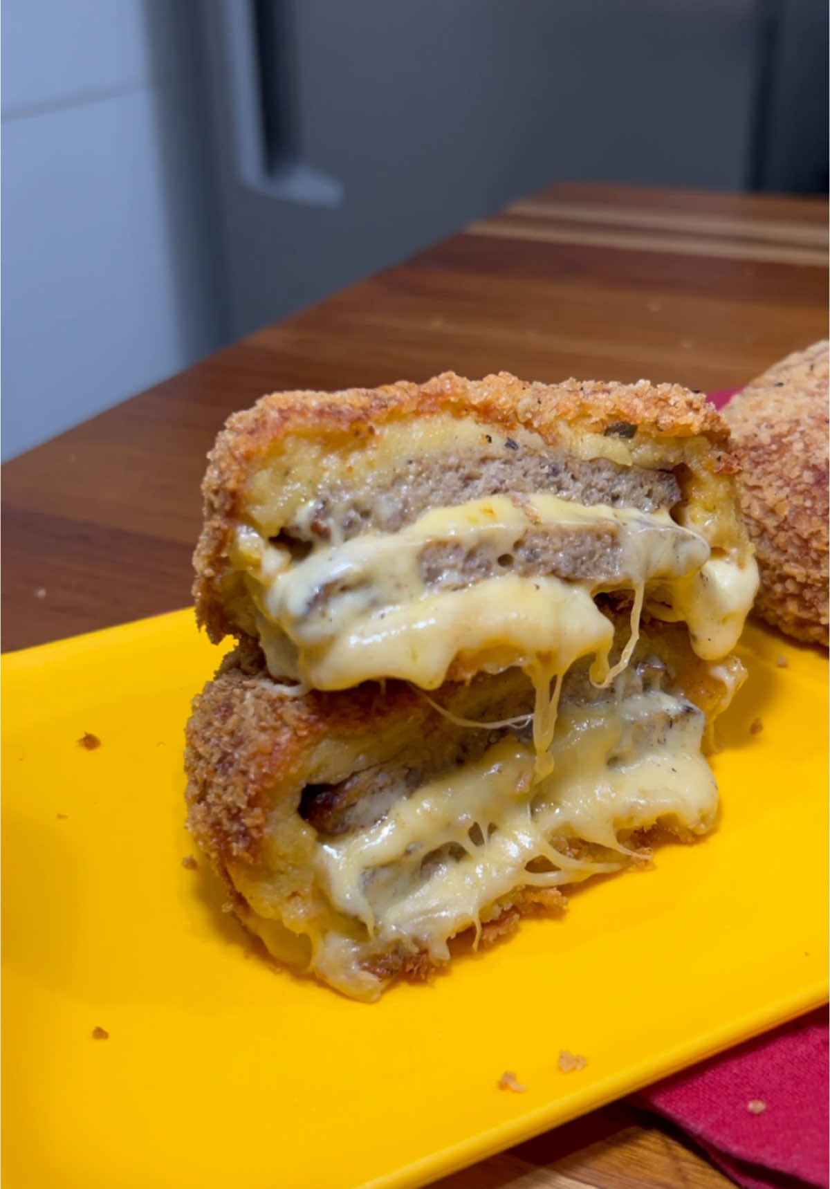 Como vamos chamar esse salgado? 🍔 Já salva pra fazer num momento de fome de coisa gostosa 🥰 INGREDIENTES Massa: 1,5L de caldo de frango 3 colheres de sopa de manteiga Temperos a gosto (usei orégano, páprica, pimenta e sal) 3 xíc de farinha de trigo Recheio: 12 hambúrgueres 300g de queijo muçarela E o que mais você quiser colocar no seu recheio Empanamento: 200g de farinha de trigo 2 ovos batidos com 2 colheres de sopa de leite 300g de farinha panko óleo para fritar Me segue pra mais receitas tão gostosas, ou mais, que essa 🧡 #receita #receitas #salgados #hamburger #burger #coxinha #massa #salgado #lanche #hamburguer #queijo #receitasimples #receitacaseira #receitaboa #receitabarata 