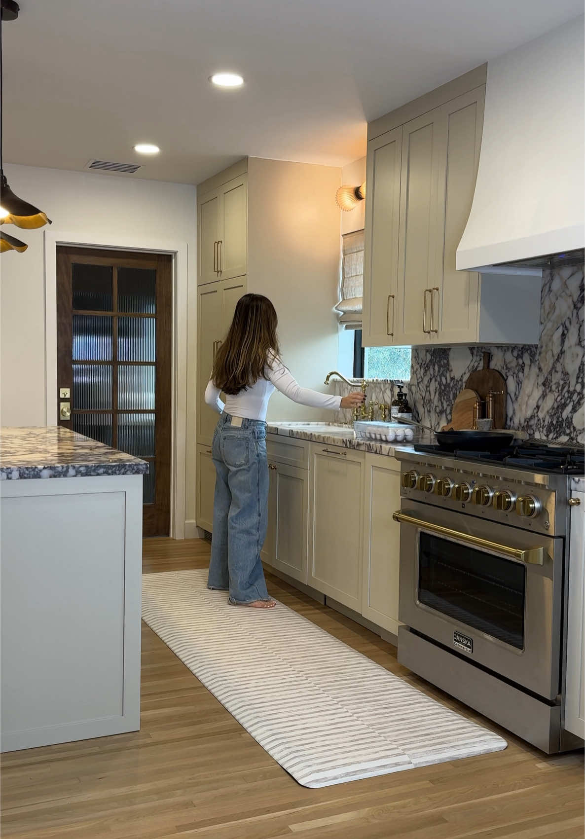 a rug can change your entire kitchen ✨ I recently tried out the @the House of Noa standing mat and i’m in love. The cushioned base makes time in the kitchen so comfortable. Whether you’re cooking, cleaning, or just hanging out the mat makes all the difference! You can use code LAURAV for 10% off #standingmat #cookingmat #kitchenrunner #kitchenrug 