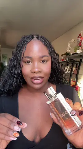 NEW perfume | @Lattafa Perfumes ‘The Kingdom” | Top notes of Black currant, peony, and pear; Middle Notes: Jasmine, praline, and tonka bean; Base Notes: Vanilla, sandalwood, amber, and musk. #arabictok #arabiantok #arabianperfume #tiktokshop #affordableperfume #blackgirlsmellgood #lattafaperfume #lattafaperfumes #lattafathekingdom #thekingdomperfume #perfumereview 