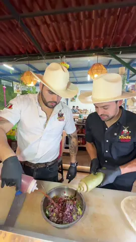 Mr. Barbas 👨 me va enseñar cómo hacer como el y empezamos con un burrito de ceviche 🌯 @albertozatarain_el_barbas 🤗