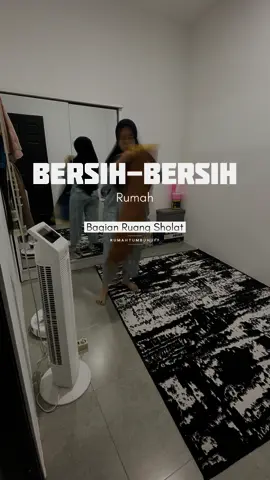 Beberes tipis-tipis area ruang sholat di rumah kami, biar lebih rapi dan segeran. Seadanya dulu, next semoga segera bisa pake jasa design interior biar makin nyaman ibadah dan lebih rapi lagi. Memang daridulu pengennya kalau punya rumah harus ada sisa ruang / space yang digunakan khusus untuk ibadah, Alhamdulillah Allah mudahkan. Fyi: rumah kami memang bentuknya melebar ke belakang dan memang tidak lurus. Jadi kalau keliatan tidak simetris penataan karpet dll itu karena bentuk dasar ruangan yaa. Semoga menginspirasi ✨ Jangan lupa like, save, dan share. #inspirasirumah #homedecor #Home #inspirasirumahminimalis #scandihome #scandinaviandesign #musholarumah #fyp #fypシ #tiktok #hunian 