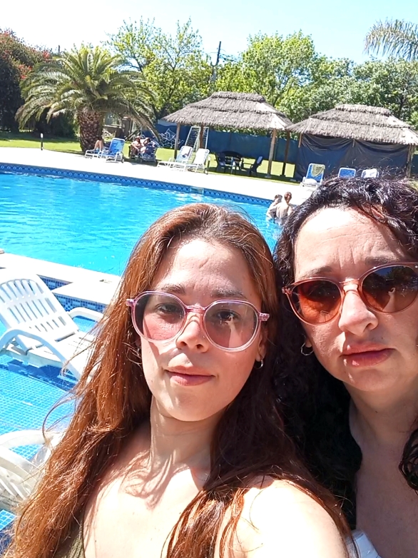 La vida es una sola... Las Tías En su Día de Spa VIP... Se disfruta!! la que puede puede y la que no... Que soporte. #lavidaesunasola #vivelavida #spa #descanso #humor #amigas #disfrutando @Paula Sosa 