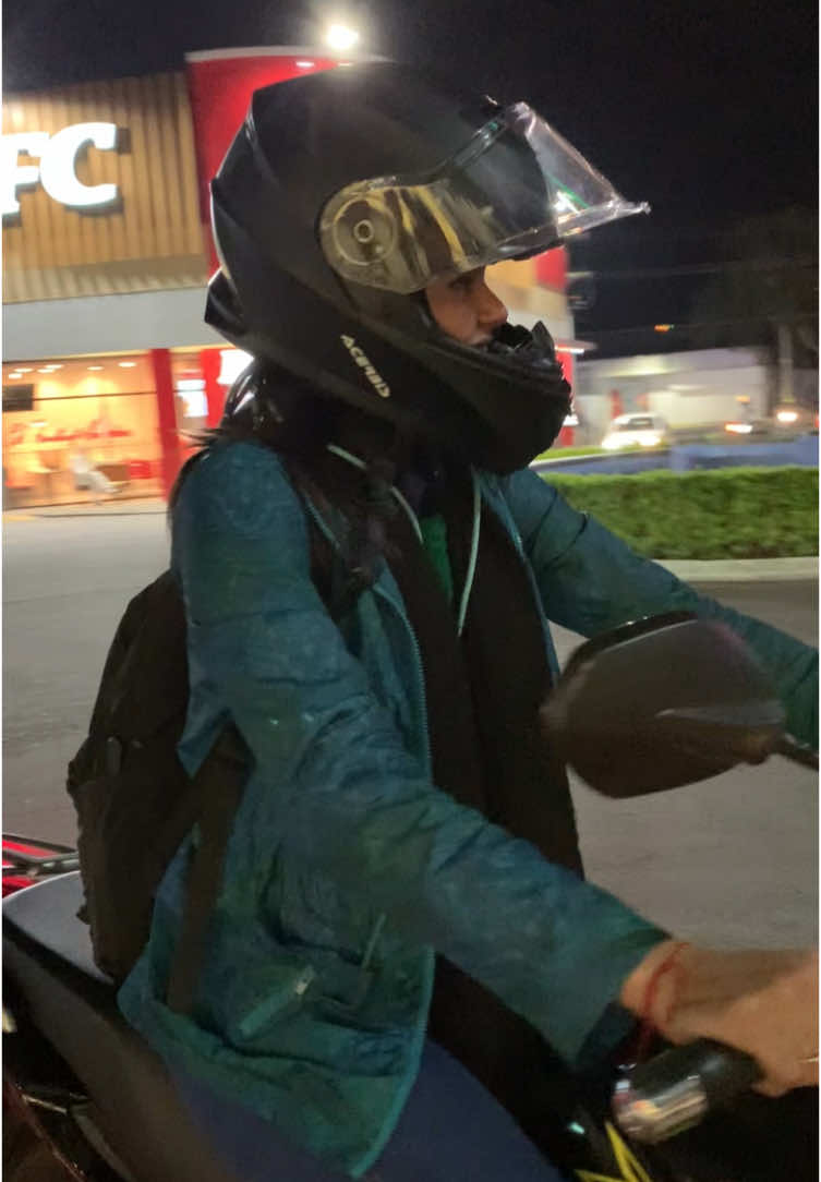 Miren la sonrisa de mi amiga que no sabia que la estaba firmando 😬##🏍️ #amigas 