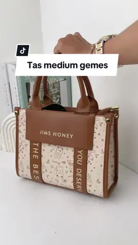 Gak semua tas yang bergambar modelnya bikin norak yaa 😭 Meiko Bag Jims Honey banyak yang suka karna modelnya yang ucu dan bisa buat pelengkap outfit hangout 🫶🏻😍  #meikobagjimshoney  #Jimshoneysurabayastore  #PromoGuncang1010 #WIBGAJIAN -orv