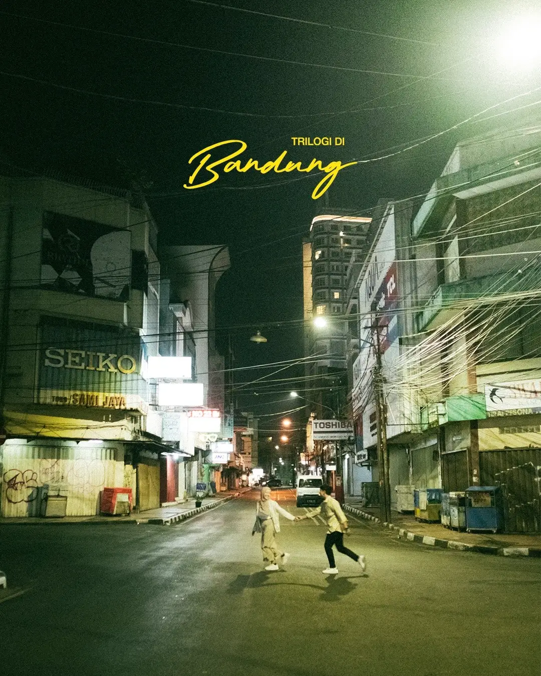 Bandung di malam hari serasa galeri terbuka penuh keindahan. Lampu-lampu Braga mengalir lembut seperti kanvas yang bercahaya. Setiap langkah di jalanan terasa seperti mengejar kisah cinta yang tersembunyi di balik setiap sudut. Malam di Bandung selalu penuh warna, rasa, dan cerita yang tidak ada habisnya. Memang benar “Bumi Pasundan lahir ketika Tuhan sedang tersenyum” ✨ Untuk info booking dan detail procelist langsung hubungi admin yaa 089638598674 #lebihkenaltrilogi #trilogipicture #trilogipicturebandung #prewedding #trendingreels #preweddingphotography #preweddingshoot #preweddingoutdoor #preweddingideas #preweddingidea #konsepprewedding #bandung