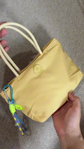 Tas macaron 🍬💛🔅 kecil2 lumayan muat perintilan yg wajib dibawa! So cute🤏🏼 #tasmacaron #taskecil #tasmurah #taslucu 