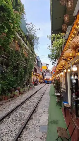 Đoàn tàu lăn bánh rời bến ... chiều cuối tuần #hanoitrainstreet #phoduongtau #capheduongtau #xuhuong 