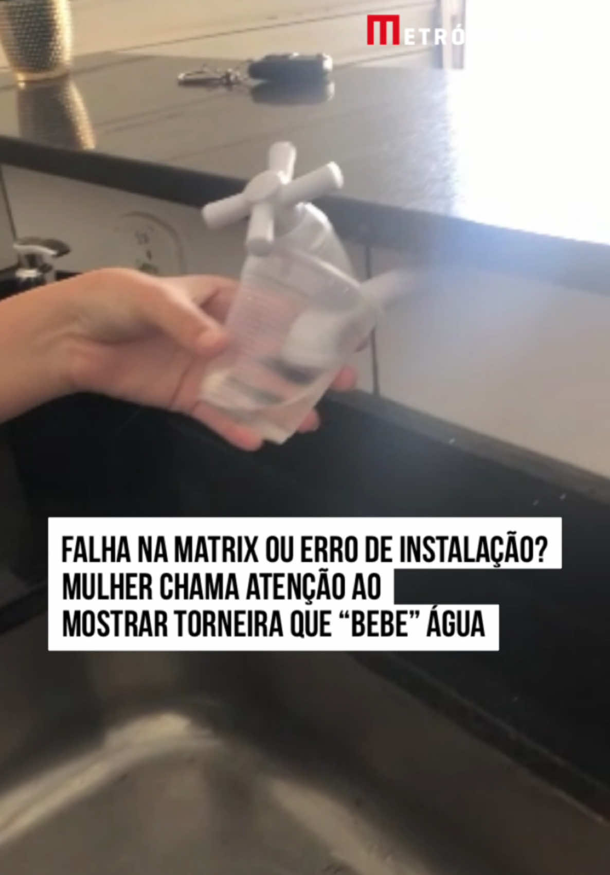 🚰🥵 Não está fácil para ninguém no #calor! Josiane Pereira resolveu compartilhar um momento inusitado nas #redessociais, enquanto testava o funcionamento da torneira recém-instalada em sua residência. Ao colocar o copo próximo ao objeto e abrir o registro, era de se esperar que a #água caísse dentro, no entanto, algo diferente aconteceu: em vez de jorrar água, a torneira acabou sugando o líquido.  A situação chamou a atenção da web, que ficou curiosa sobre o funcionamento da torneira. No post, os internautas deixaram comentários divertidos: “Num calor desse também, né?”, disse um perfil. “A torneira nos dá água, mas quem dá água à torneira?”, indagou outro usuário.  E você, já viu isso? 🤨 #TikTokNotícias 📹 @Josi | @Myhoodbr 